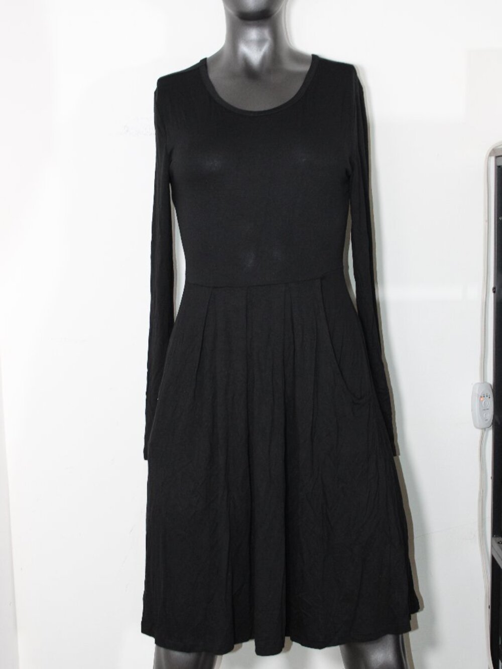 NWT LILBETTER Black Long Sleeve Knit Mini Dress with Pockets Size Small